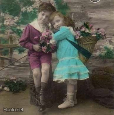 LAPSI / Romanttisen kaunis lapsipari halaa toisiaan. 1900-l.