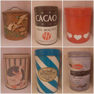 Kuusi pyöreää peltipurkkia eri värejä vintage