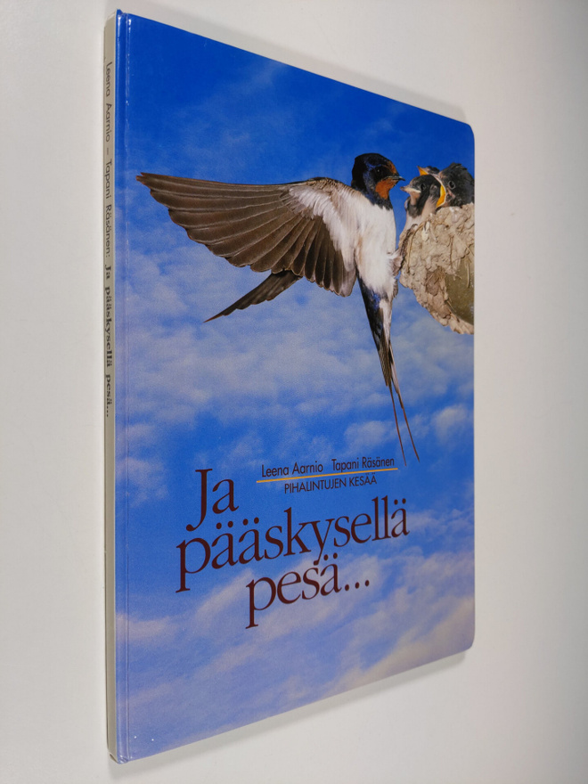Tapani Räsänen ym. : Ja pääskysellä pesä : pihalintujen k...