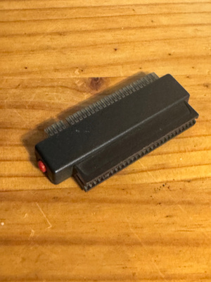 ZX Spectrum reset-painike ja läpivientiliitäntä
