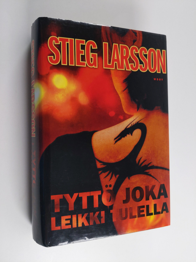 Stieg Larsson : Tyttö joka leikki tulella