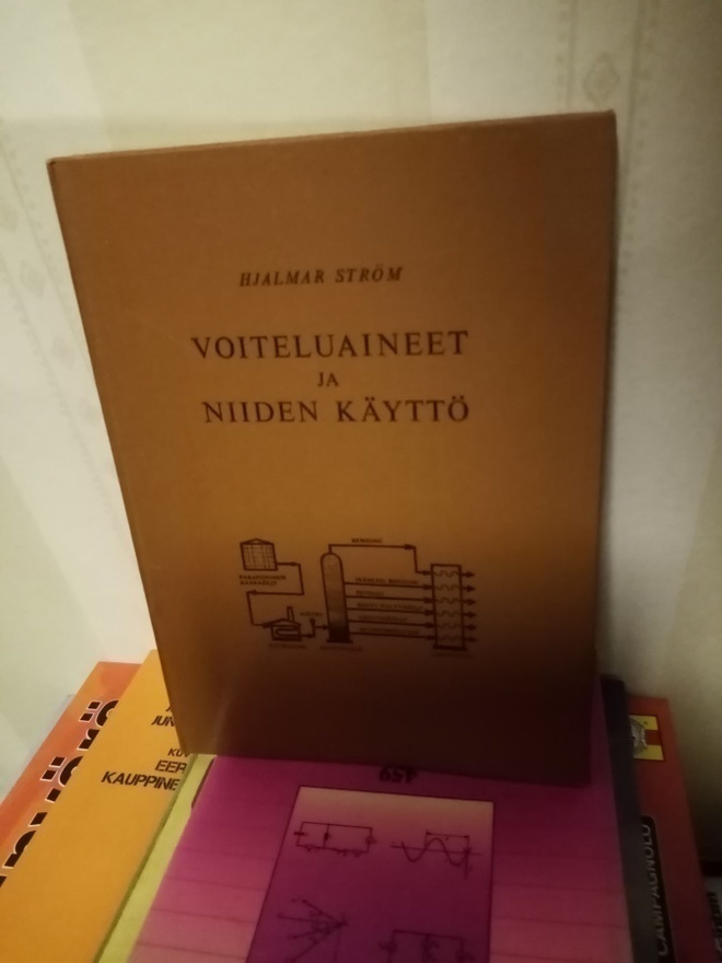 STRÖM  :   VOITELUAINEET JA NIIDEN KÄYTTÖ ( SIS POSTIKULU  )