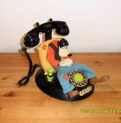 * PUHUVA & HYVÄ 2000-LUVUN HESSU PUHELIN / FIGUURI *