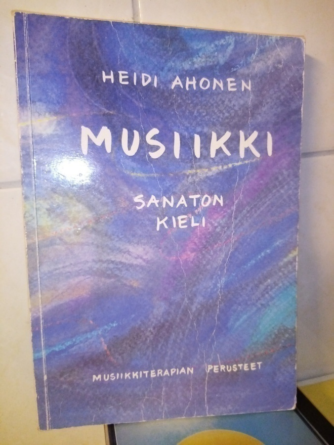 Heidi Ahonen : Musiikki -  sanaton kieli ( SIS POSTIKULU)