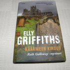 Elly Griffiths Käärmeen kirous -sid - pikkukuva 1