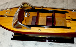 Pienoismalli, Hanah, DayCruser jalustalla, koko 360 x 120mm