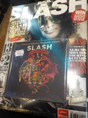 SLASH - APOCALYPTIC LOVE FANPACK CD + CLASSIC ROCK LEHTI (w)
