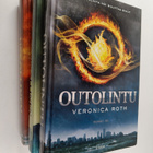 Veronica Roth : Outolintu 1-3 : Outolintu ; Kapinallinen ... - pikkukuva 1