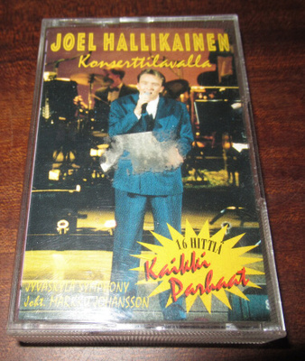 Joel Hallikainen konserttilavalla kasetti
