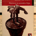 Kostas Kariotakis - Ihmisten ja asioiden kipu (nid.) - pikkukuva 1