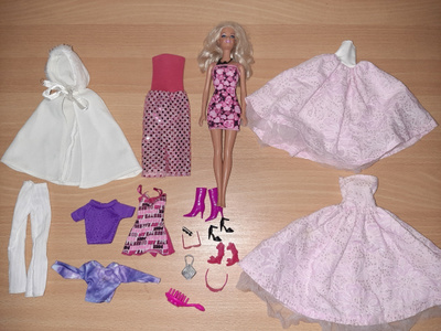 Vaaleahiuksinen barbie, vaatteet, kengät ja asusteet