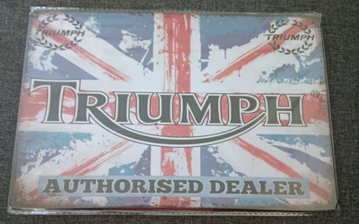 Peltikyltti Triumph uusi retro