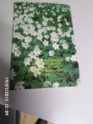 Suomen postimerkit  1990   kansiossa  selityksineen,