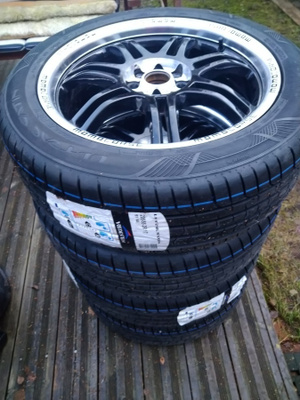Kesärenkaat 205/55ZR17 Momon vanteilla.