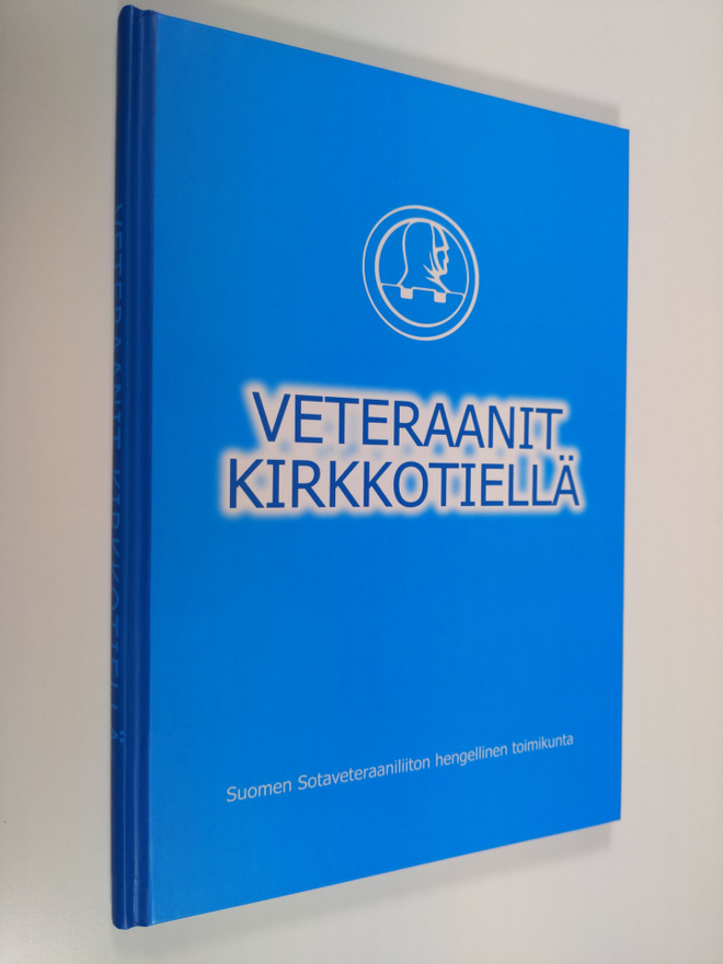 Veteraanit kirkkotiellä
