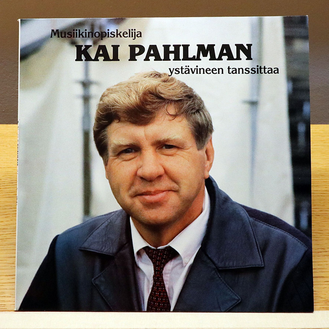 Musiikinopiskelija Kai Pahlman Ystävineen Tanssittaa (sign)