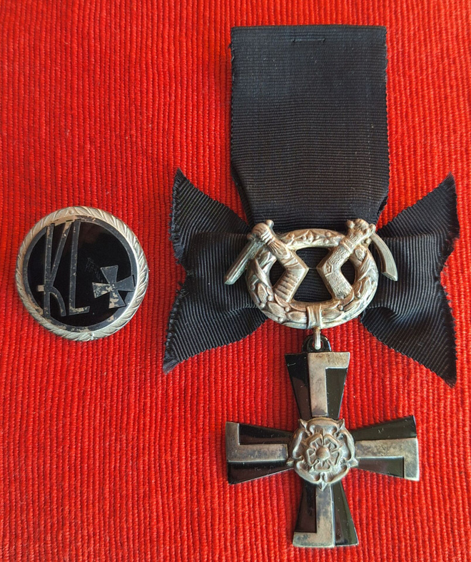 Sururisti 1939 ja Kaatuneiden Liiton merkki