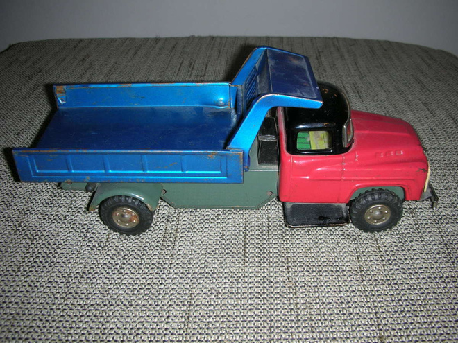 Vanha japanilainen peltinen kuorma-auto