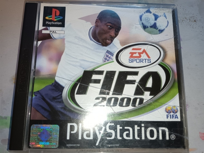 PS1 Fifa 2000 videopeli Black Label CIB PAL