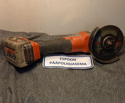 T3157 Milwaukee kulmahiomakone ja akku