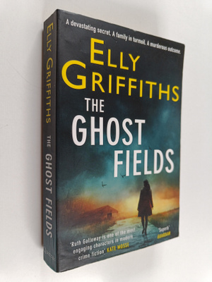 Elly Griffiths : The ghost fields