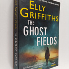 Elly Griffiths : The ghost fields - pikkukuva 1