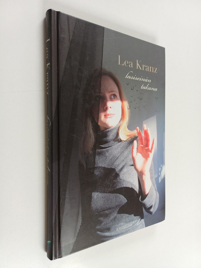 Lea Kranz : Lasiseinän takana