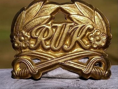 Kullanvärinen RUK - Tunnus. Ehjät piikit. Halkaisija - 42 mm