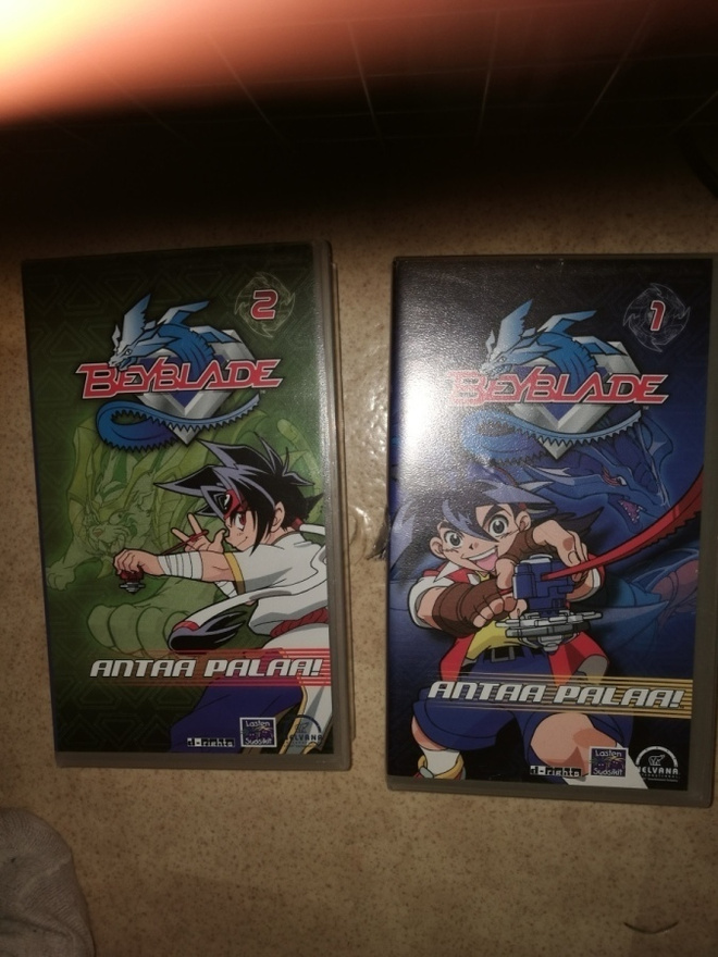 VHS videokasetti Bayblade 2 kpl, osat 1 & 2 Antaa palaa..