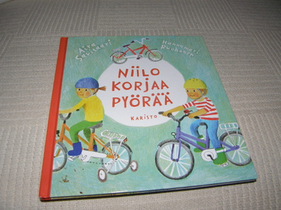 Savisaari - Ruohonen Niilo korjaa pyörää