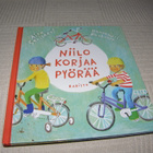 Savisaari - Ruohonen Niilo korjaa pyörää - pikkukuva 1