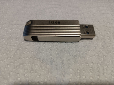 512 GB USB3 muistitikku