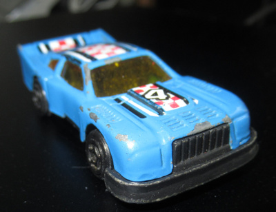 Ford Mustang 1976 pienoismalli pit. 7cm