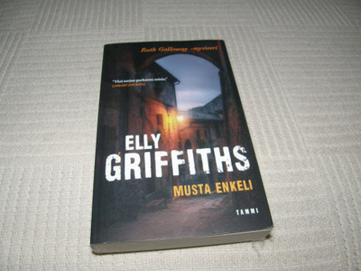 Elly Griffiths Musta enkeli -nid