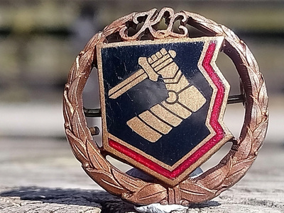 Pronssivärinen Karjalaliiton merkki. Halkaisija - 23 mm.