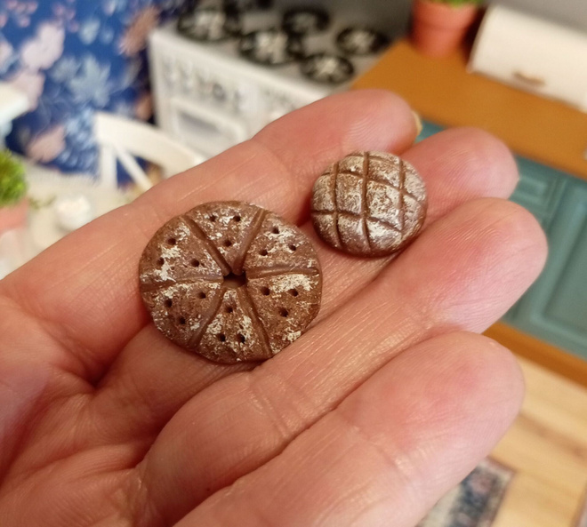 Nukkekoti miniatyyrit tummat leivät 2 kpl 1:12