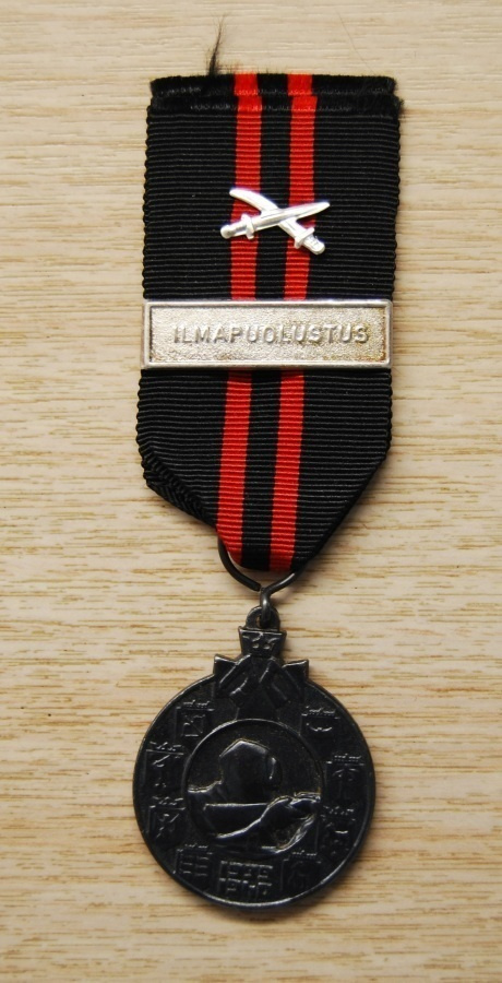 Talvisodan muistomitali miekoin ja “Ilmapuolustus” soljella