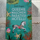 Ruth Hogan - Queenie Malonen Paratiisihotelli (pokkari) - pikkukuva 1