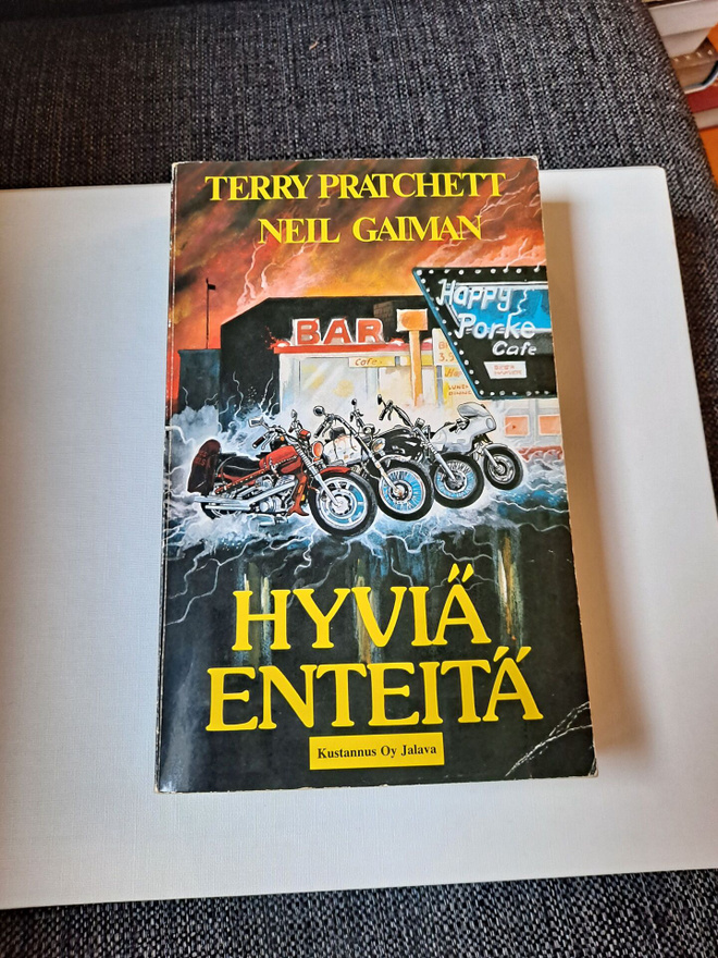 Terry pratchet hyviä enteitä