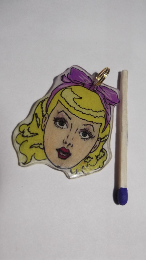 Uniikki käsin piirretty Pin Up -riipus