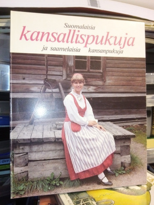 Suomalaisia ja saamelaisia kansallispukuja ( SIS POSTIKULU)