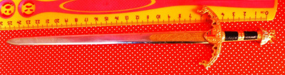 Miekka , pienoismalli, pituus 26 cm  kirjeveitsi