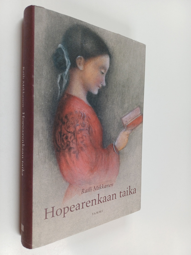 Raili Mikkanen : Hopearenkaan taika
