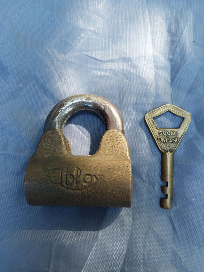 Vanha Abloy-riippulukko ja avain Suomi Finland