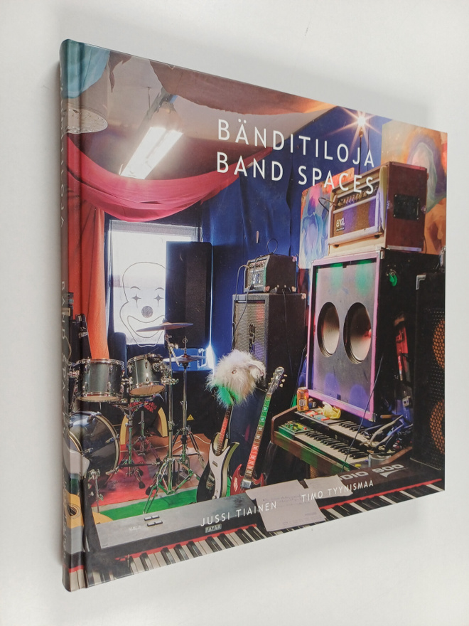 Jussi Tiainen : Bänditiloja = Band spaces