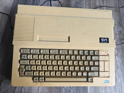 MSX SVI X'press 738 + tarvikkeet – käynnistyy