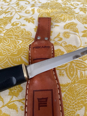 Fiskars Filetti keskikokoisen kalan käsittelyyn. Nahkatuppi.