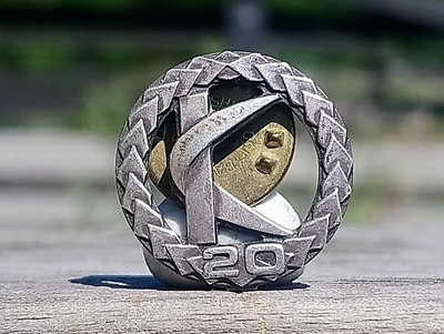 Hopeinen merkki K 20. Halkaisija - 17 mm. Hyväkuntoinen.