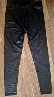 Kiiltävät tekonahkaiset leggingsit L Bershka
