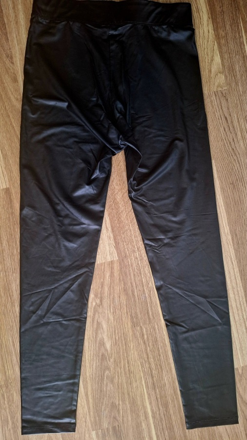 Kiiltävät tekonahkaiset leggingsit L Bershka